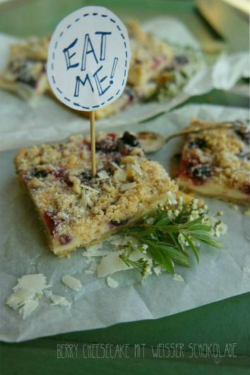 Berry Cheesecake mit Mandelstreuseln und weißer Schokolade