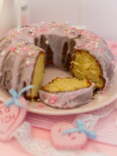 saftiger Zitronenkuchen mit Glasur und Perlen saftiger Zitronenkuchen mit Glasur und Perlen