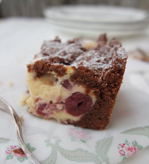 Russischer Zupfkuchen mit Kirschen