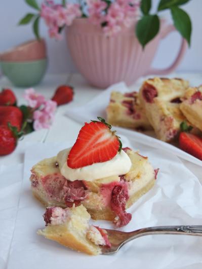 Cheesecake mit Erdbeeren, weißer Schokolade und Mandelstreuseln Cheesecake mit Erdbeeren, weißer Schokolade und Mandelstreuseln