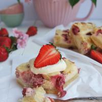 Cheesecake mit Erdbeeren, weißer Schokolade und Mandelstreuseln