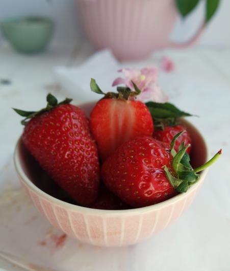 Cheesecake mit Erdbeeren, weißer Schokolade und Mandelstreuseln