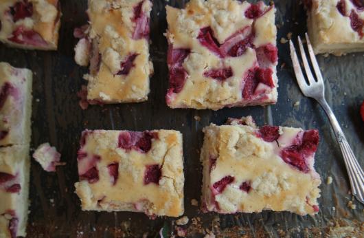 Cheesecake mit Erdbeeren, weißer Schokolade und Mandelstreuseln