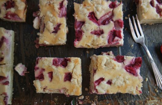 Cheesecake mit Erdbeeren, weißer Schokolade und Mandelstreuseln