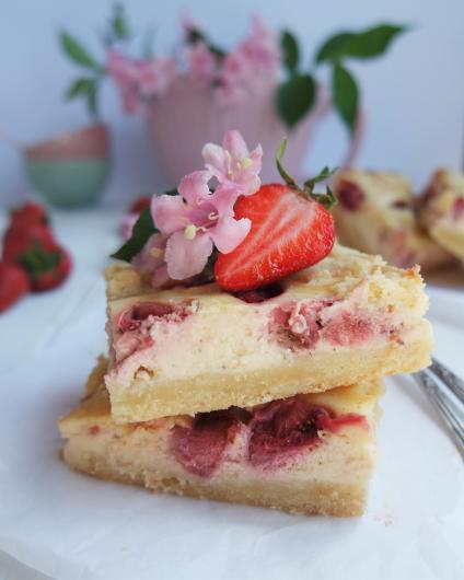 Cheesecake mit Erdbeeren, weißer Schokolade und Mandelstreuseln