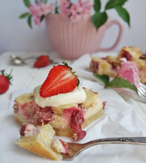 Cheesecake mit Erdbeeren, weißer Schokolade und Mandelstreuseln