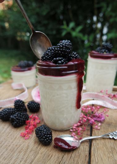 Weiße Mousse mit Brombeeren