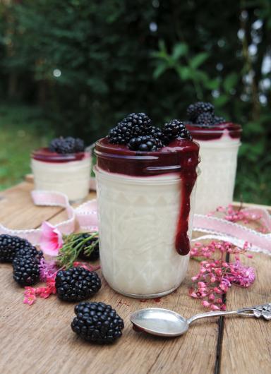 Weiße Mousse mit Brombeeren