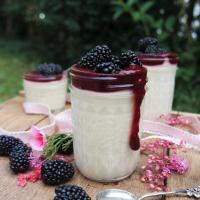 Weiße Mousse mit Brombeeren