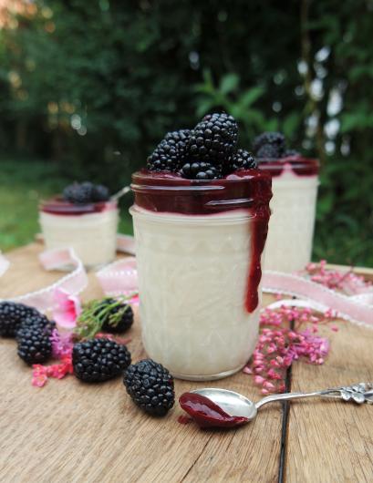 Weiße Mousse mit Brombeeren