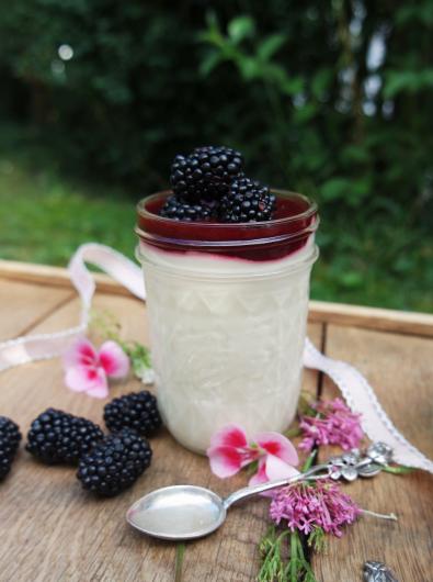 Weiße Mousse mit Brombeeren