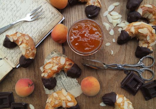 Mandelaprikosenhörnchen mit Marzipan