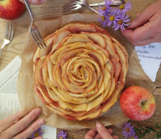 Apfelrosenkuchen