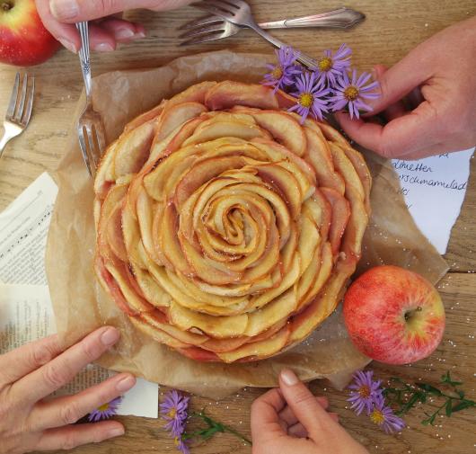 Apfelrosenkuchen