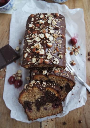 Nusskuchen mit Kirschen