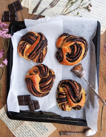 Butterbriocheknoten mit Schokolade Butterbriocheknoten mit Schokolade