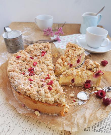 Käsekuchen mit Himbeeren, Orange und Kokosstreuseln