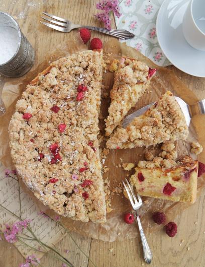 Käsekuchen mit Himbeeren, Orange und Kokosstreuseln