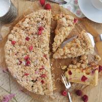 Käsekuchen mit Himbeeren, Orange und Kokosstreuseln