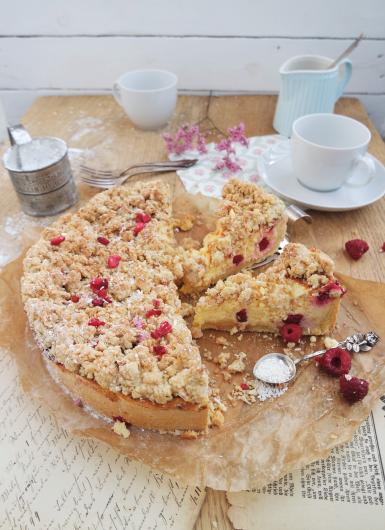 Käsekuchen mit Himbeeren, Orange und Kokosstreuseln