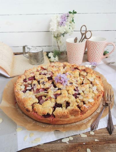 Rhabarberkuchen mit Himbeeren, Pudding und Streuseln