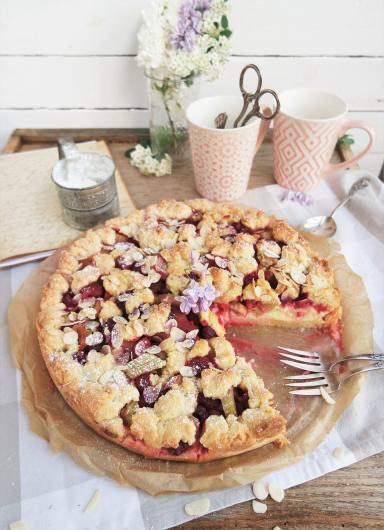 Rhabarberkuchen mit Himbeeren, Pudding und Streuseln