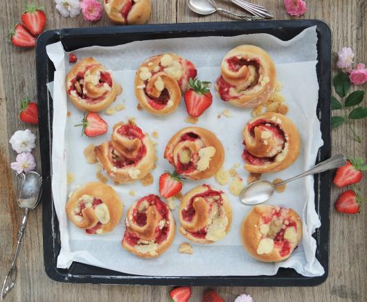 Erdbeer-Vanille-Schnecken mit Streuseln