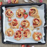 Erdbeer-Vanille-Schnecken mit Streuseln