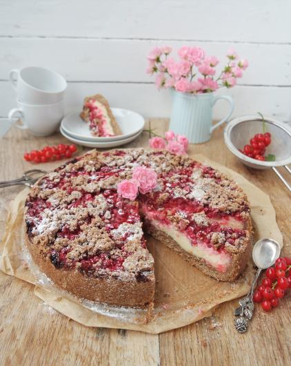 Johannisbeerstreuselkuchen mit Cheesecakefüllung