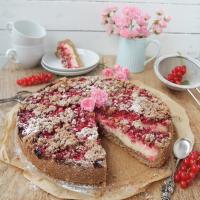 Johannisbeerstreuselkuchen mit Cheesecakefüllung