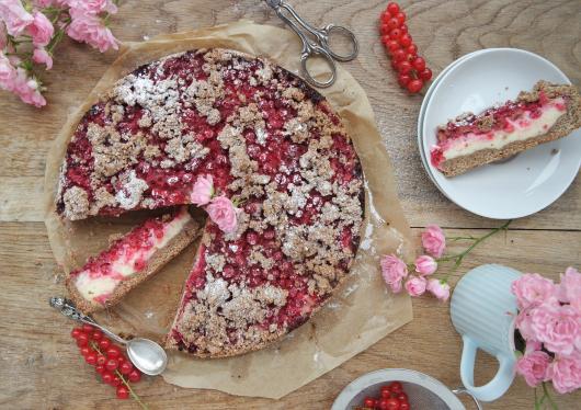 Johannisbeerstreuselkuchen mit Cheesecakefüllung