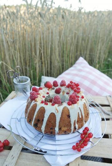 Mohngugel mit Johannisbeeren und weißer Schokolade