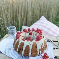 Mohngugel mit Johannisbeeren und weißer Schokolade