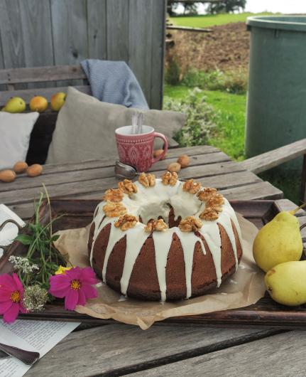 Nussgugelhupf mit Birnen, Kardamom und karamellisierten Walnüssen