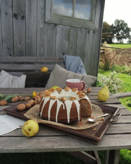 Nussgugelhupf mit Birnen, Kardamom und karamellisierten Walnüssen