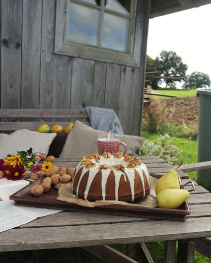 Nussgugelhupf mit Birnen, Kardamom und karamellisierten Walnüssen