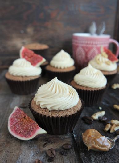 Walnusscupcakes mit Kaffee und Dulce de Leche Topping