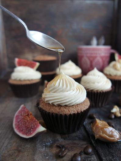 Walnusscupcakes mit Kaffee und Dulce de Leche Topping