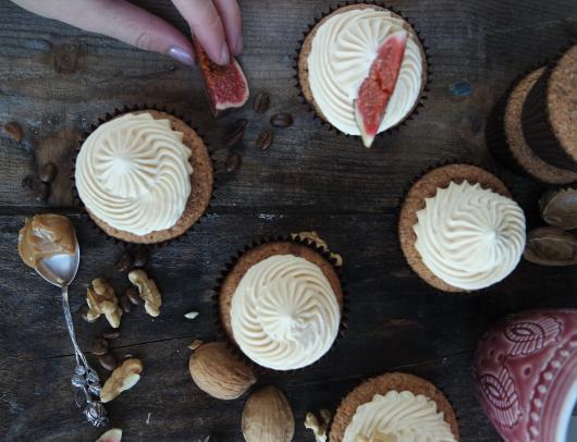 Walnusscupcakes mit Kaffee und Dulce de Leche Topping