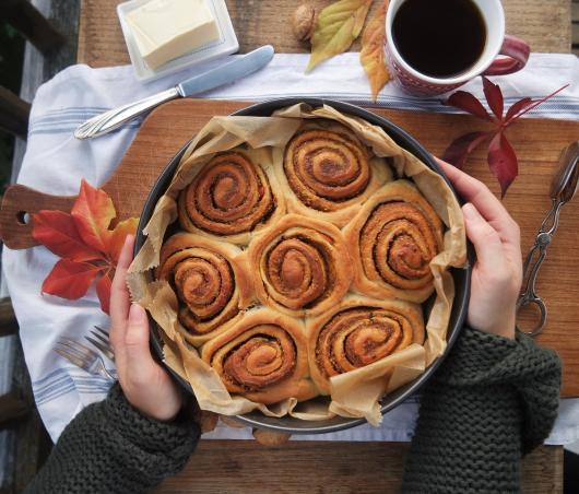 Kürbis Brioche Schnecken mit Orangen und Nüssen