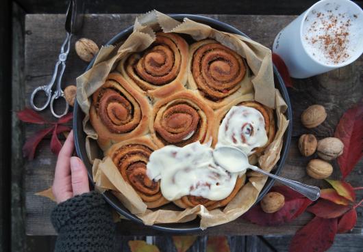 Kürbis Brioche Schnecken mit Orangen und Nüssen