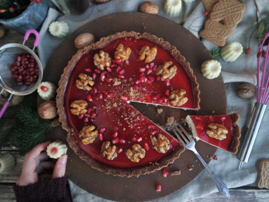 Spekulatiustarte mit Glühweinguss und Granatäpfeln