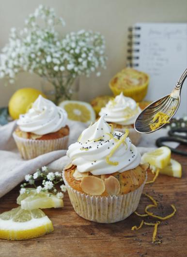 Mohncupcakes mit Zitrone und Mandeln