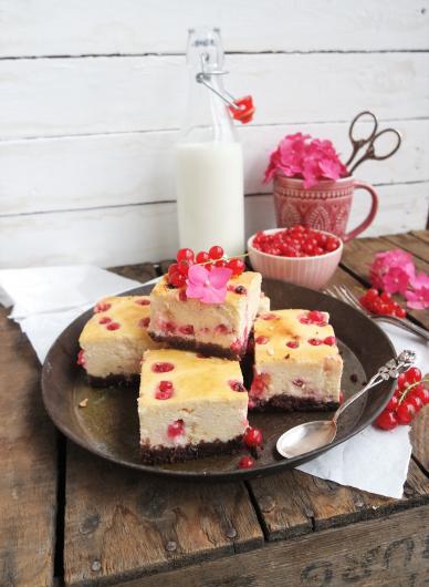 Käsekuchen mit Brownieboden und Johannisbeeren