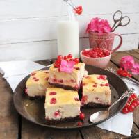 Käsekuchen mit Brownieboden und Johannisbeeren