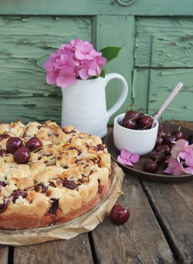 Butterkuchen mit Kirschen und Streusel