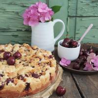 Butterkuchen mit Kirschen und Streusel