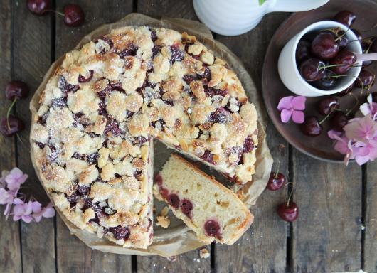 Butterkuchen mit Kirschen und Streusel