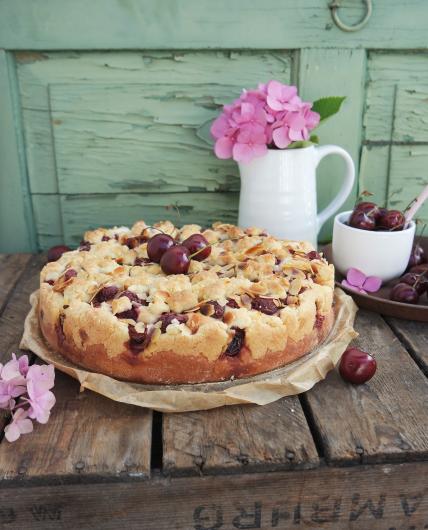 Butterkuchen mit Kirschen und Streusel