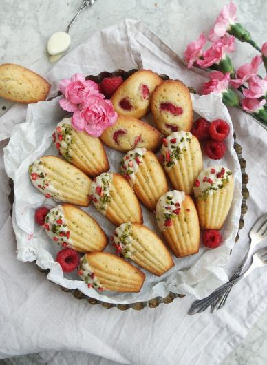 Madeleines mit Himbeeren und Pistazie